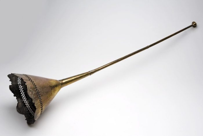 Deze natuurlijke hoorn wordt toppelings geblazen. Het geluid wordt geproduceerd door de vibratie van de lippen van de speler. De hoorn (nafir) wordt in Marokko vooral geassocieerd met de islamitische vastenmaand Ramadan. Traditioneel werd daar het onderbreken van de vastendag…