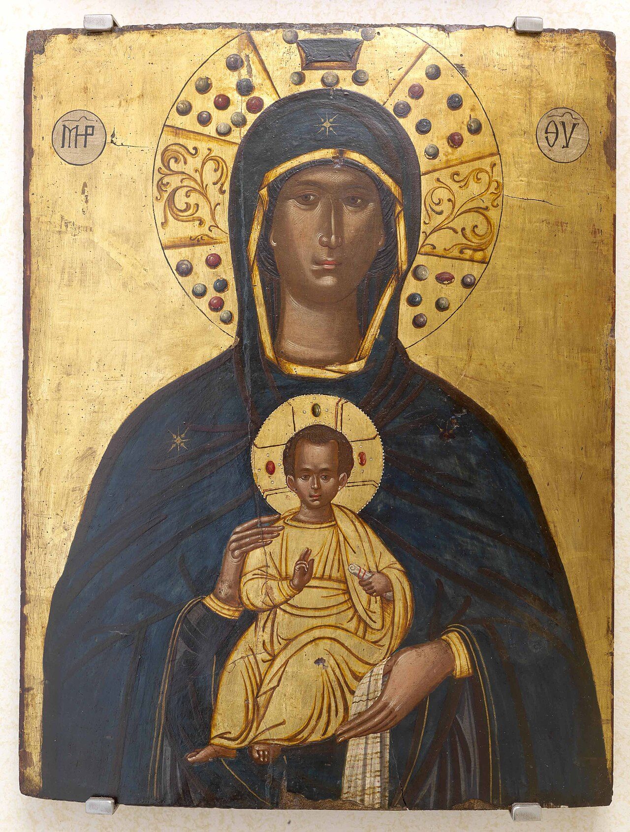 Παναγία η Νικοποιός 1594, 41,2x53εκ. Θωμάς Μπαθάς (;) Στην εικόνα αυτή η Παναγία παριστάνεται ημίσωμη και μετωπική, να κρατά με τα δύο χέρια της τον Χριστό μπροστά στο στήθος της, και στον άξονα του σώματός της. Ο φωτοστέφανός της έχει διακόσμηση που μιμείται πολύτιμες πέτρες.…
