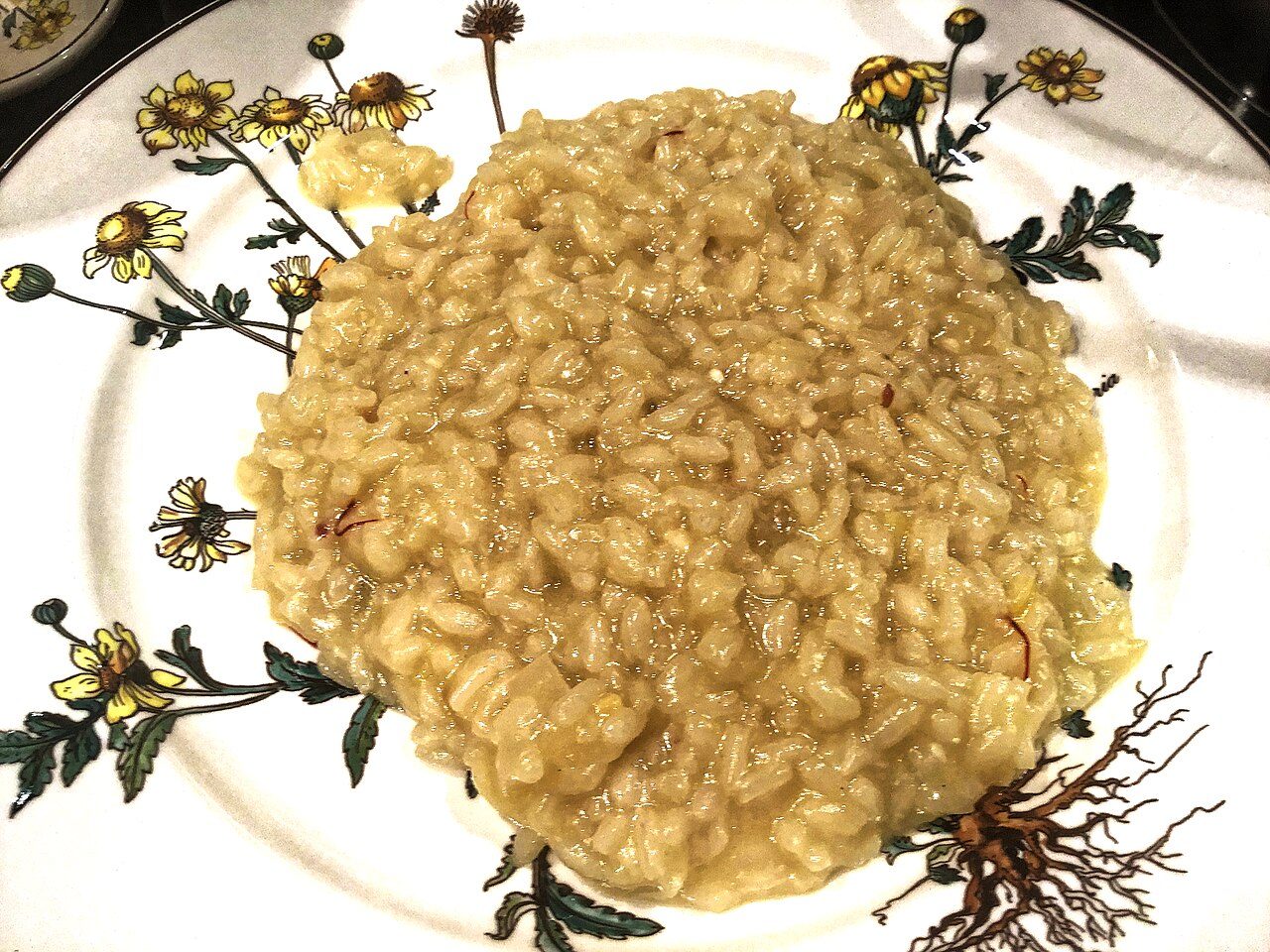 Risotto auf Teller mit Kochtopf