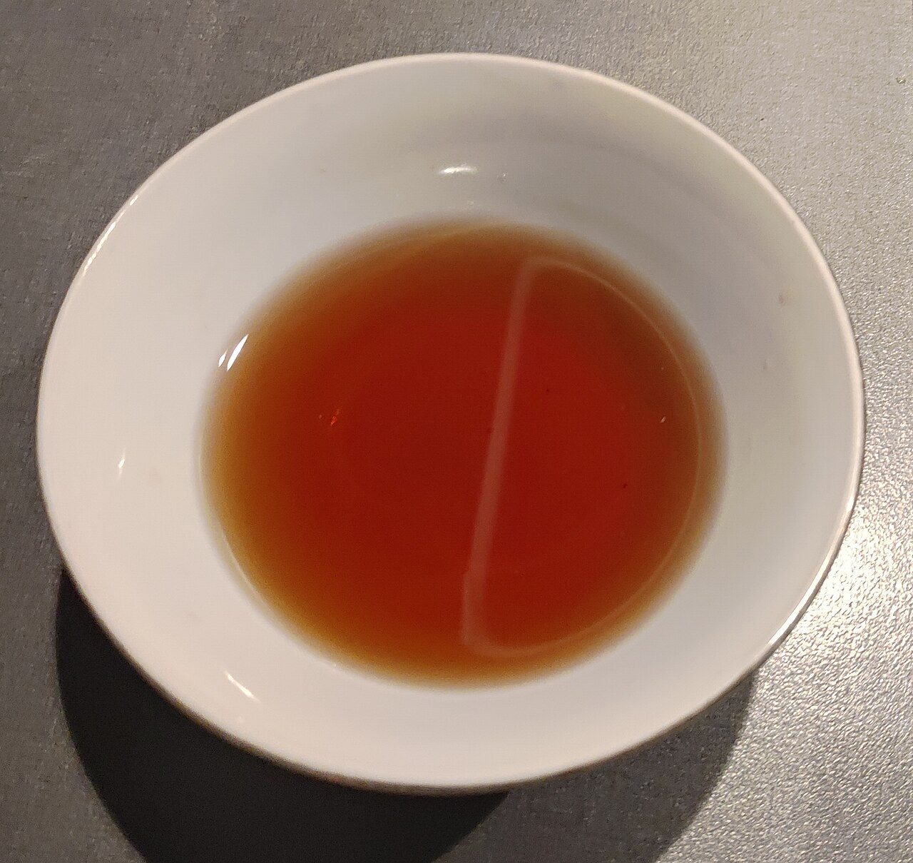 Sauce de poisson dans un bol.