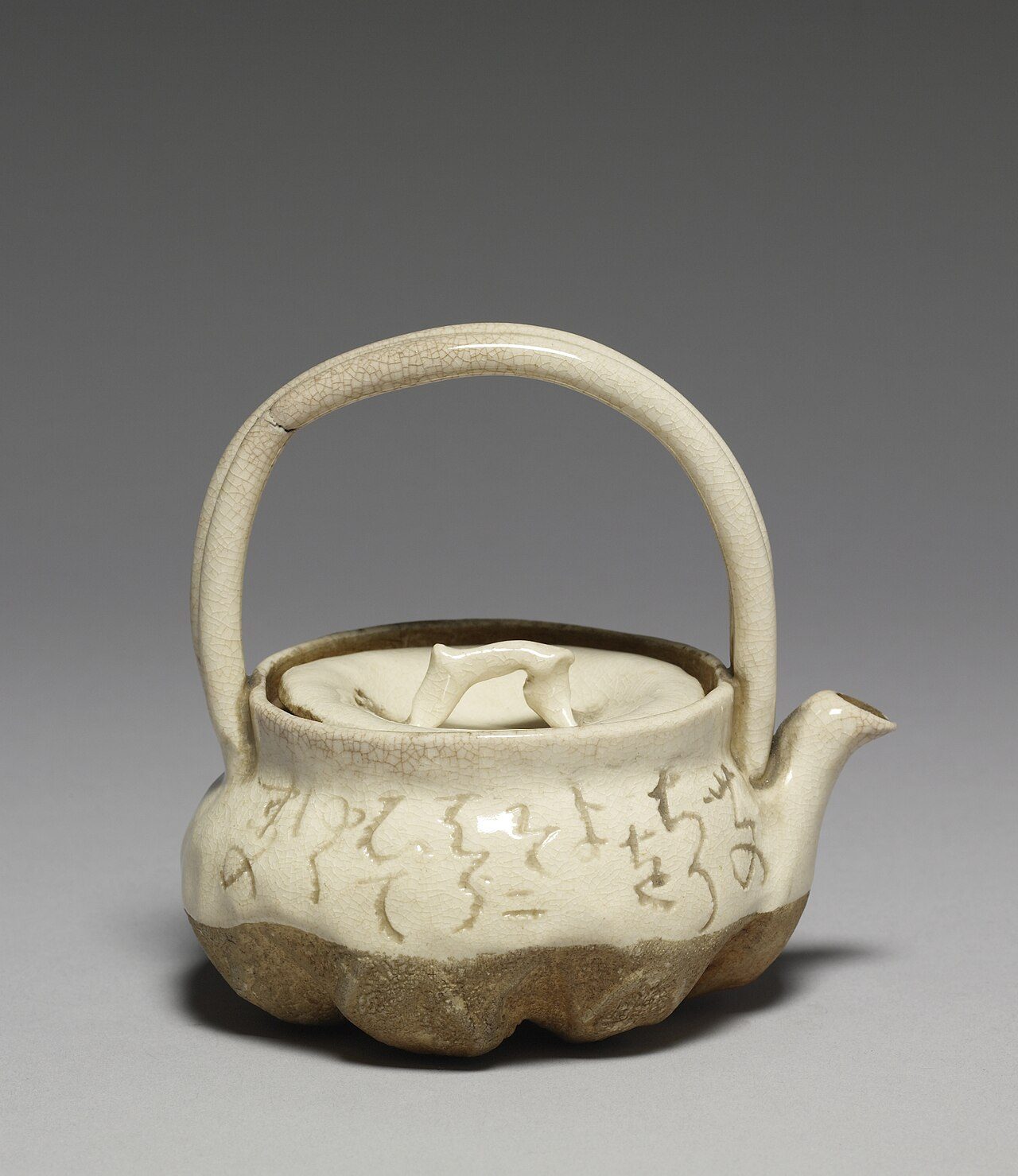 This small teapot (kyusu) is inscribed with a "waka" poem by Rengetsu I.