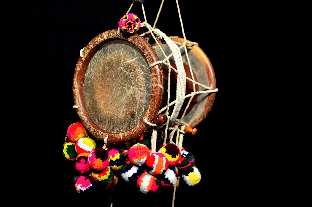 The idakka (Malayalam: ഇടയ്ക്ക), also spelt edaykka, is an hourglass-shaped drum from Kerala in south India. This handy percussion instrument is very similar to the pan-Indian damaru. While the damaru is played by rattling knotted cords against the resonators, the idakka is…