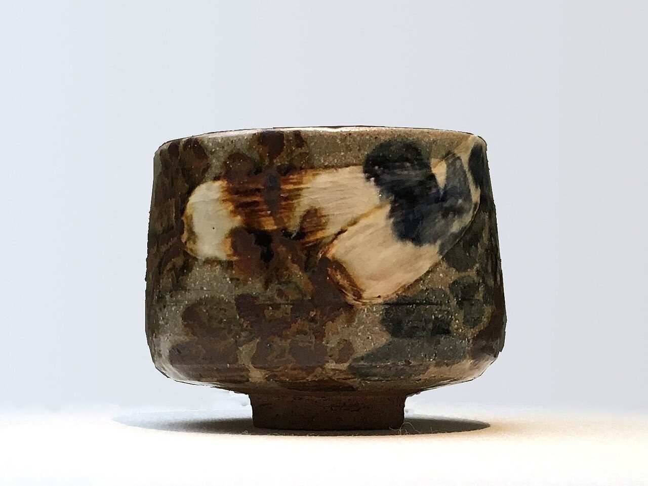 Bowl earthenware, white slip, decoration painted in blue and brown under a transparent glaze Ofuke kiln in the castle of Owari Tokugawa, Owari (Aichi) Edo period, first half of 19th century private collection Notes: The bowl has a feature with the glazed white mud technique in…