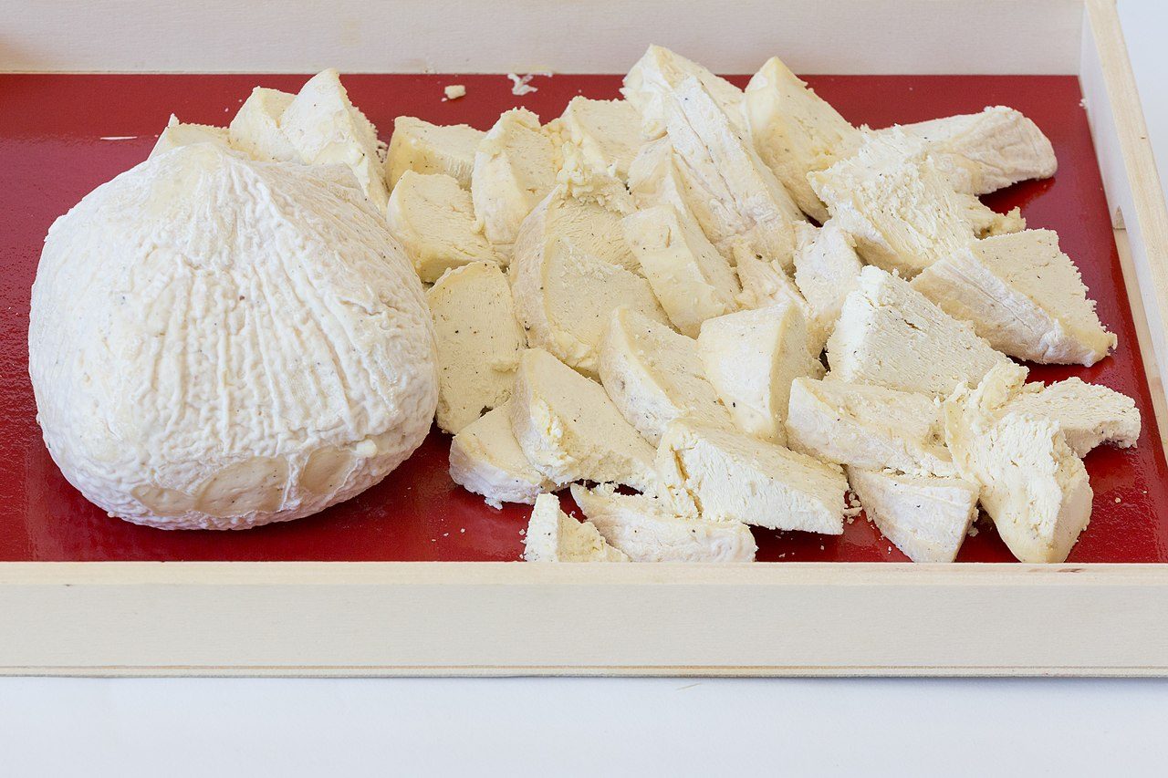 Gaperon fermier fourni par la fromagerie Nivesse à Clermont-Ferrand .