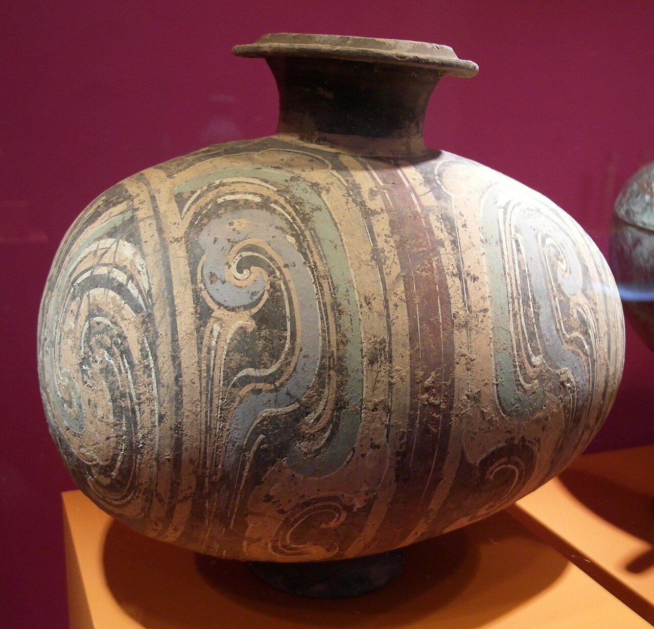 Recipiente con forma de capullo, de terracota policromada, dinastía Han occidental (206 a. de C. - 8 d. de C.).