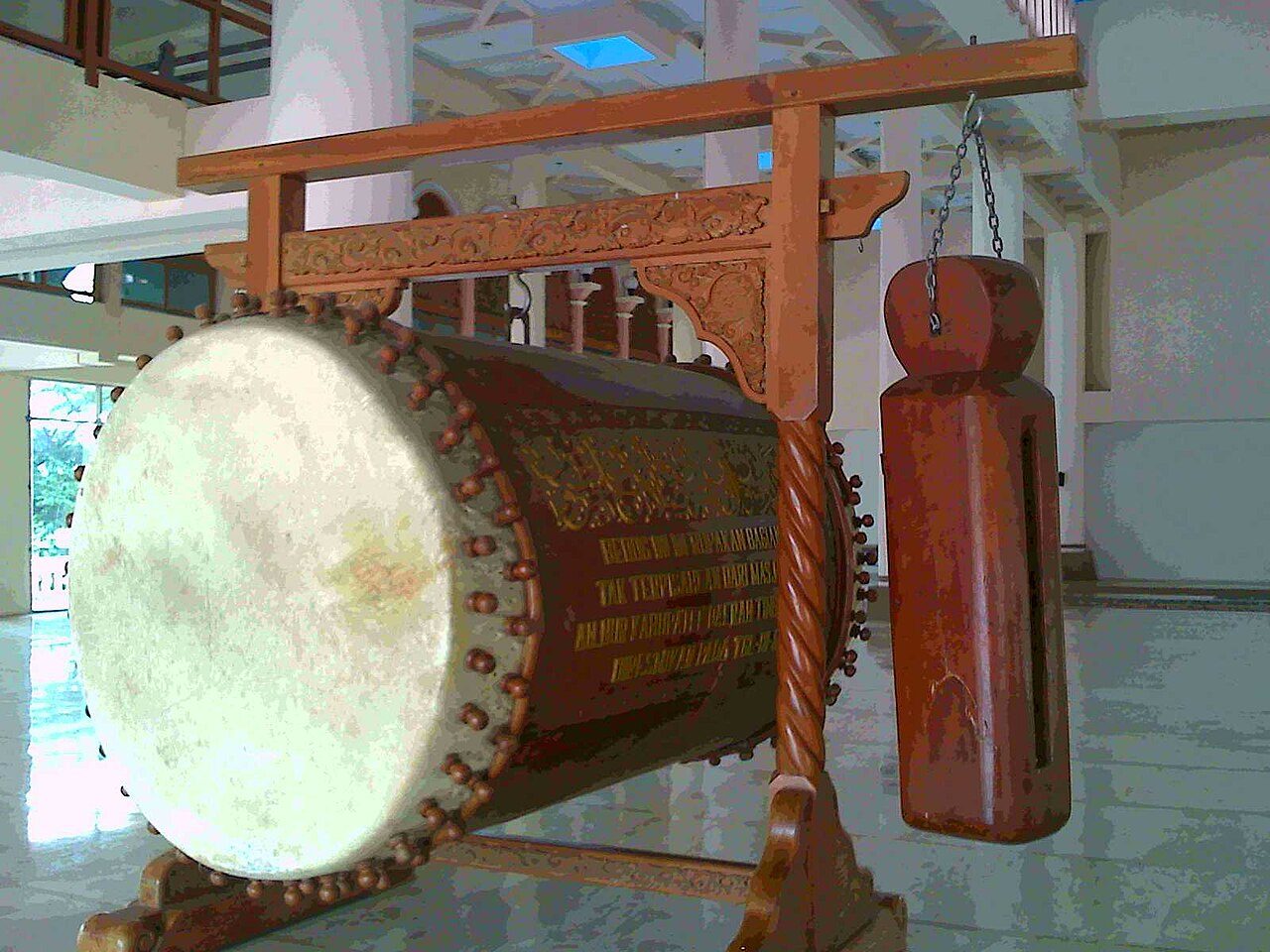 Bedug dan kentongan milik Masjid Raya Pare, Kediri, Jawa Timur.