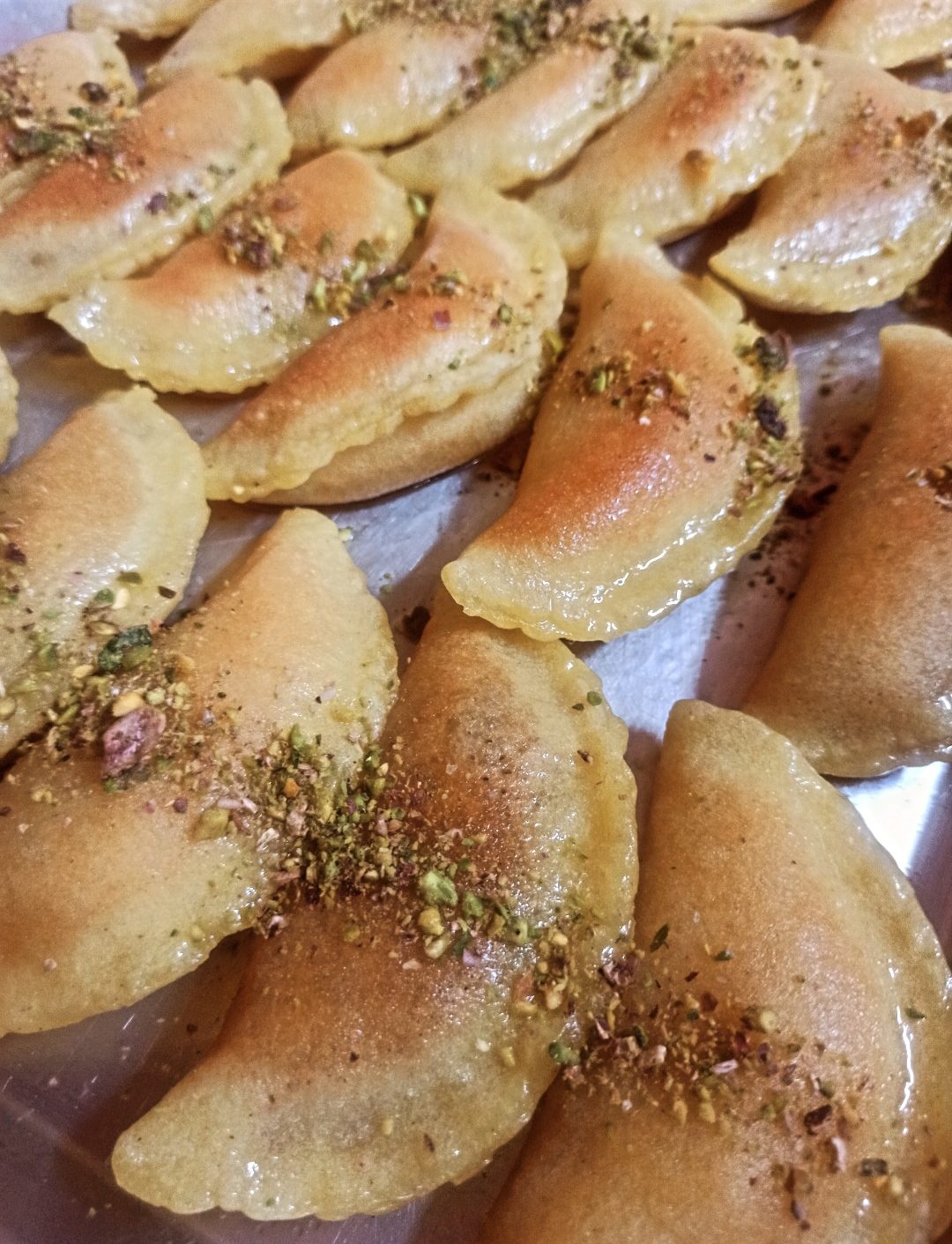 قطايف محشو بالجبن، والجوز مُزين بالفستق الحلبي