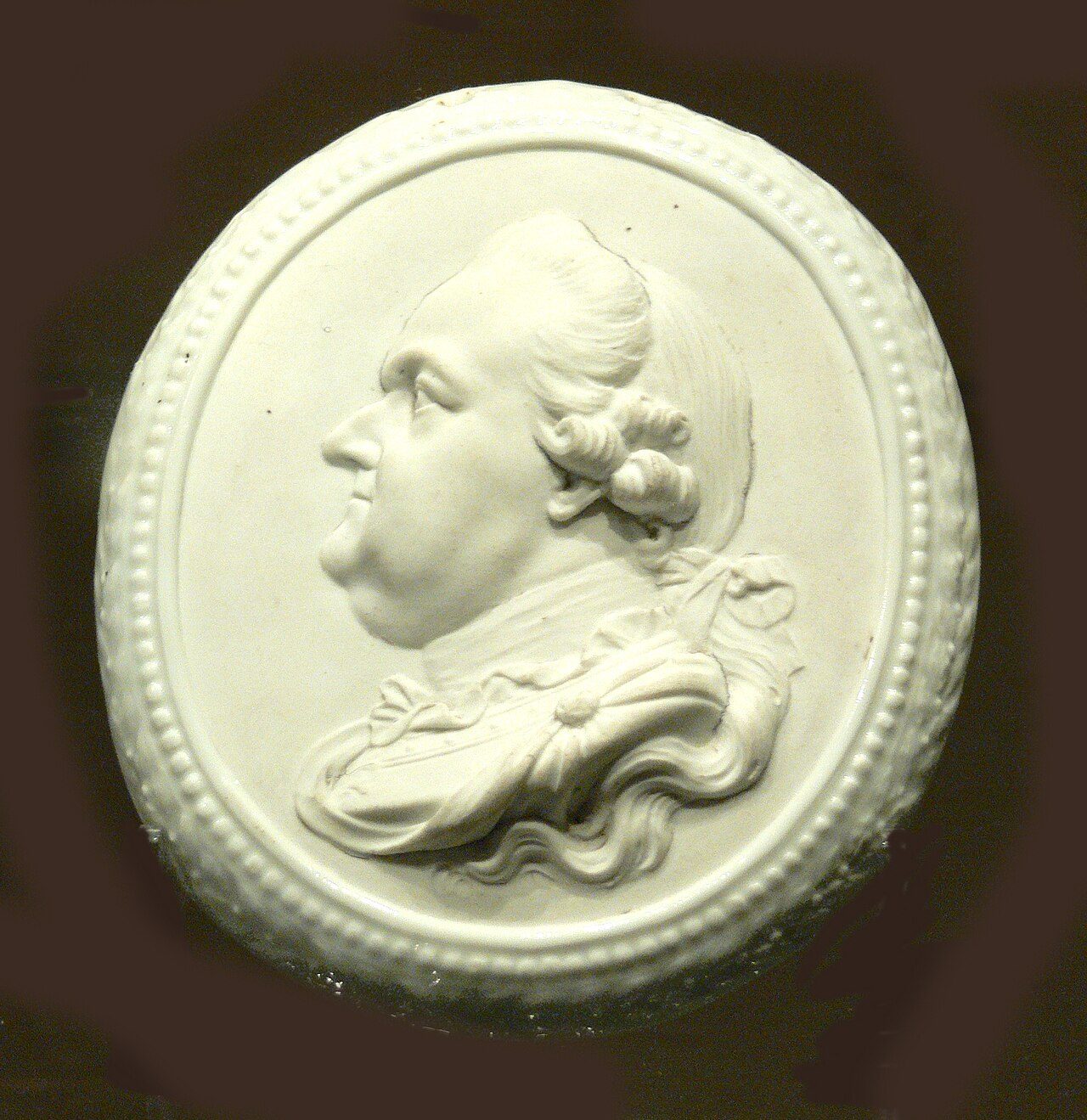 Medaillon mit Porträt von Kurfürst Carl Theodor von der Pfalz und Bayern, Porzellan und Biskuitporzellan; Modell: Johann Peter Melchior (nach eigenem Modell, Frankenthal um 1788), Nymphenburg um 1797