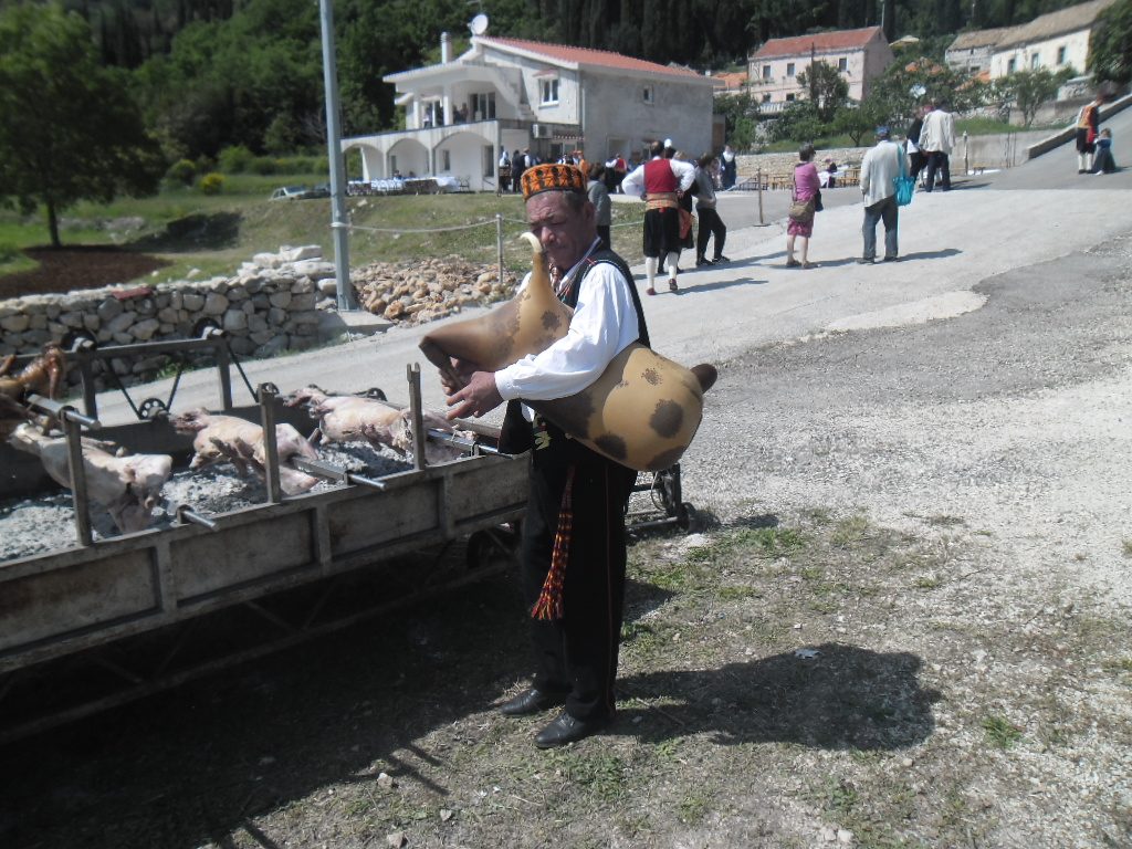 sviranje dipli, selo Ljubač, Dubrovačko primorje, 11. svibnja 2014.