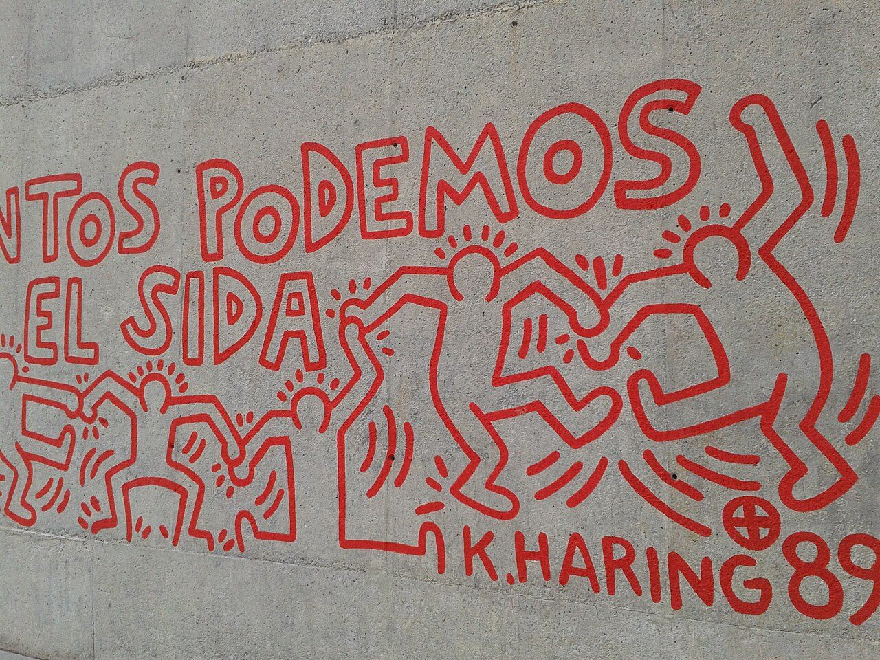 Vista parcial de la reproducció del mural "tots junts podem parar la SIDA" de Keith Haring