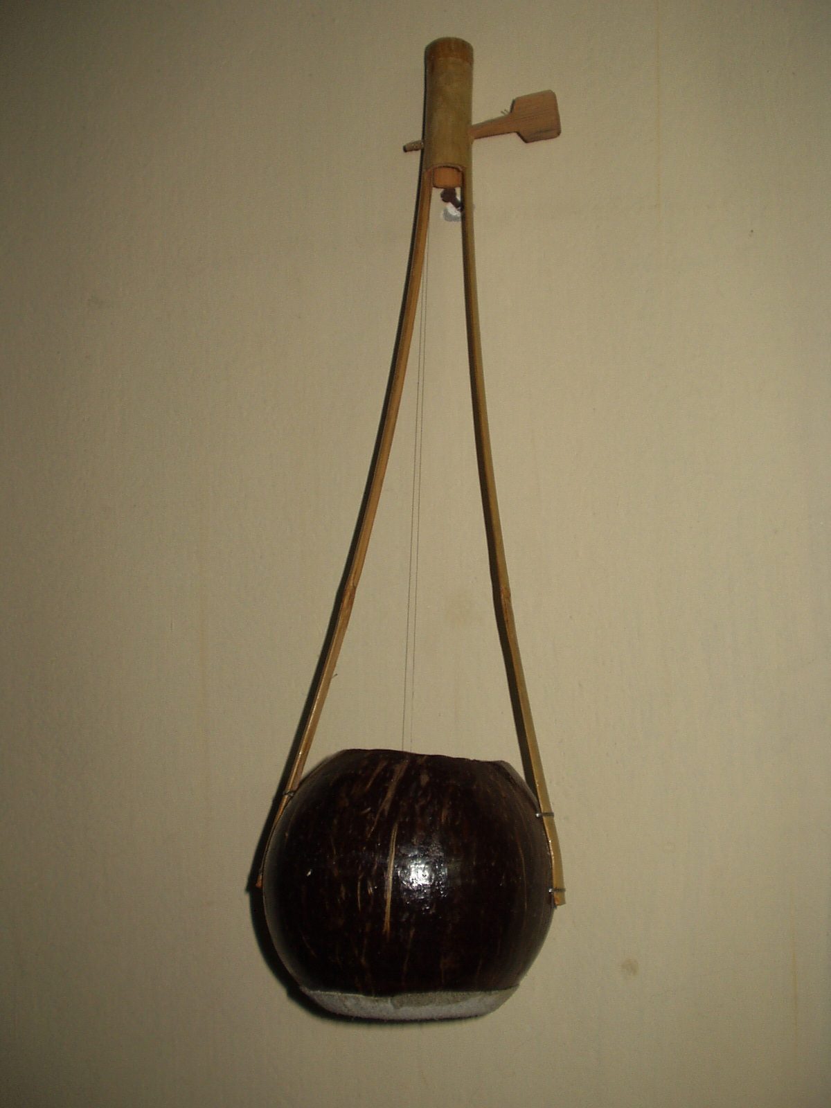 ek tara, with one string, common musical instrument of Bauls. Mamun2a 08:23, 26 August 2006 (UTC)