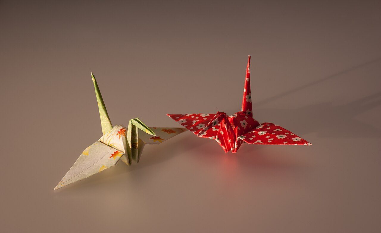 Cranes made by Origami ( Orizuru ). The height is 35mm.