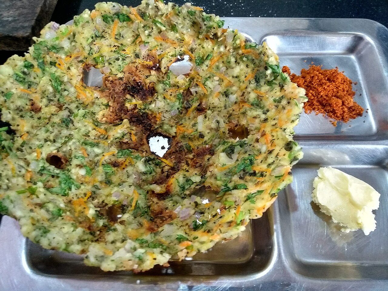 ಅಕ್ಕಿ ರೊಟ್ಟಿ ಬೆಣ್ಣೆ ಮತ್ತು ಚಟ್ನಿ ಪುಡಿಯೊಂದಿಗೆ ಸವಿಯಲು ಸಿದ್ಧ