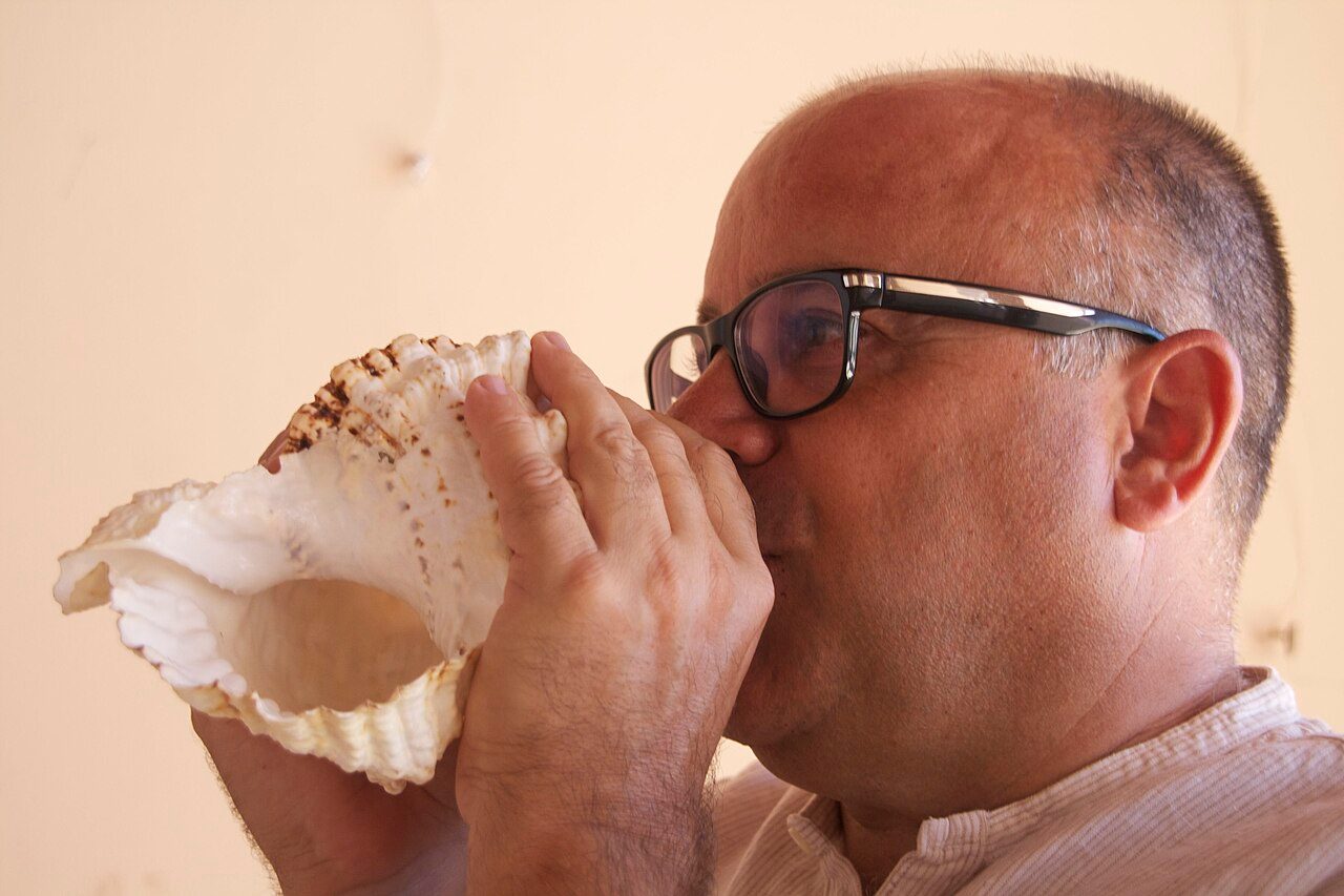 El corn marí dels llaguters al riu Ebre, element sonor de comunicació. Intèrpret: Ferran Roca. Fons IPCITE