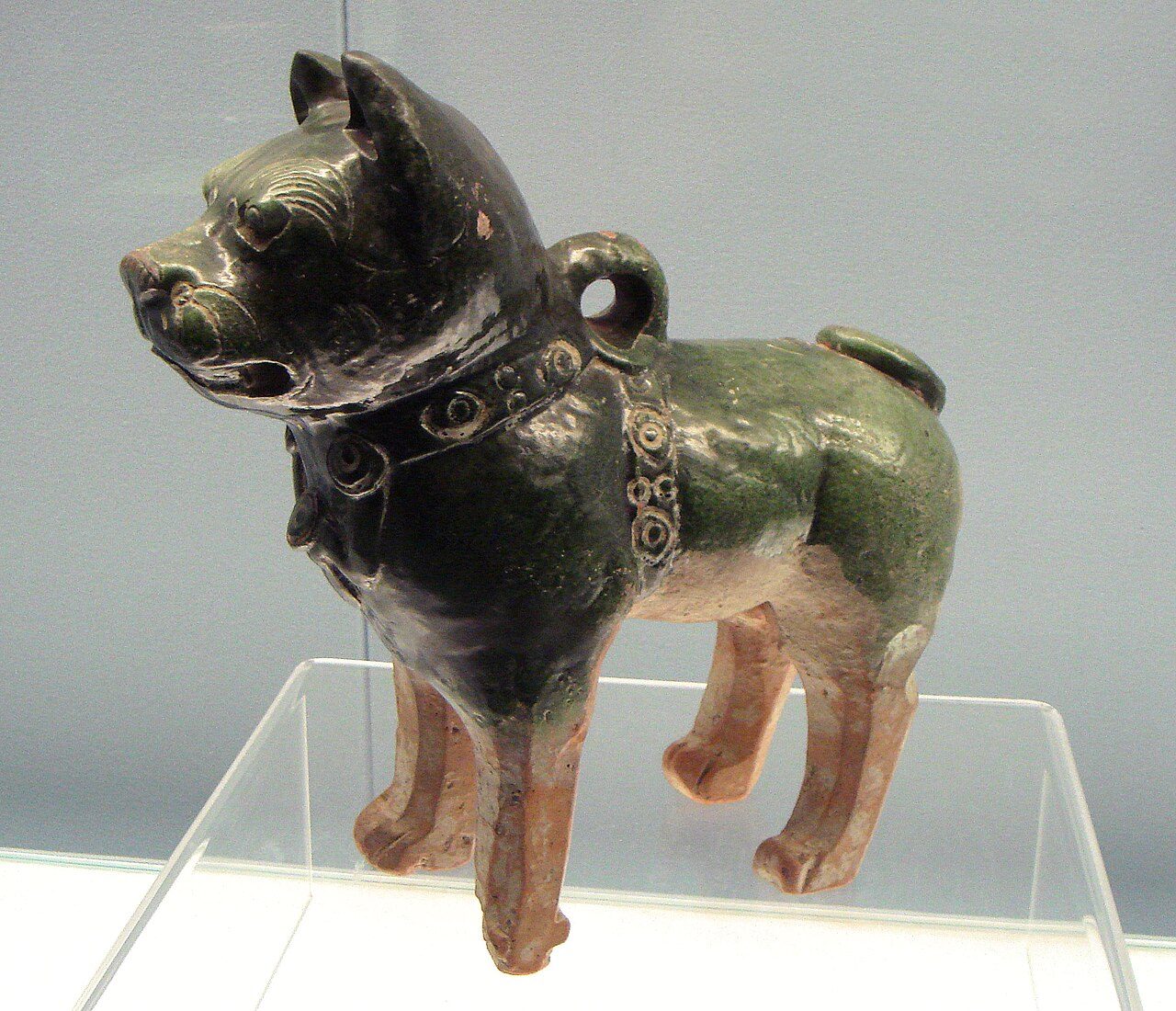 Shanghai (China) : Shanghai Museum , Green glazed pottery dog, Eastern Han (25CE, 220CE).