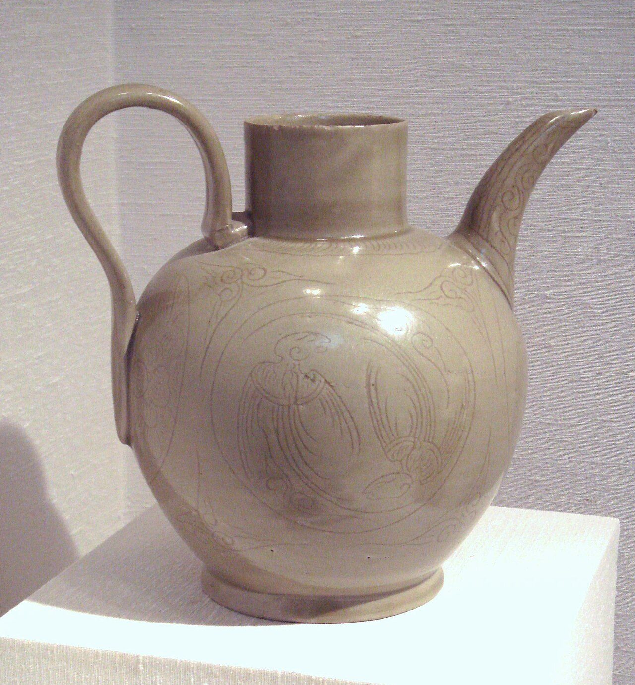 Yue_ware_stoneware_China_Five_Dynasties_10th_century.