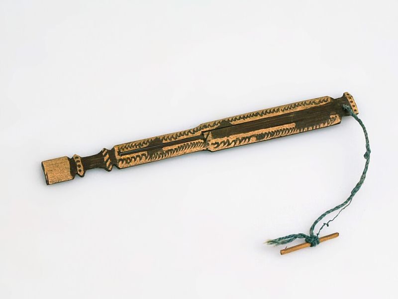 Tokkelinstrument. Mondharp van bamboe
