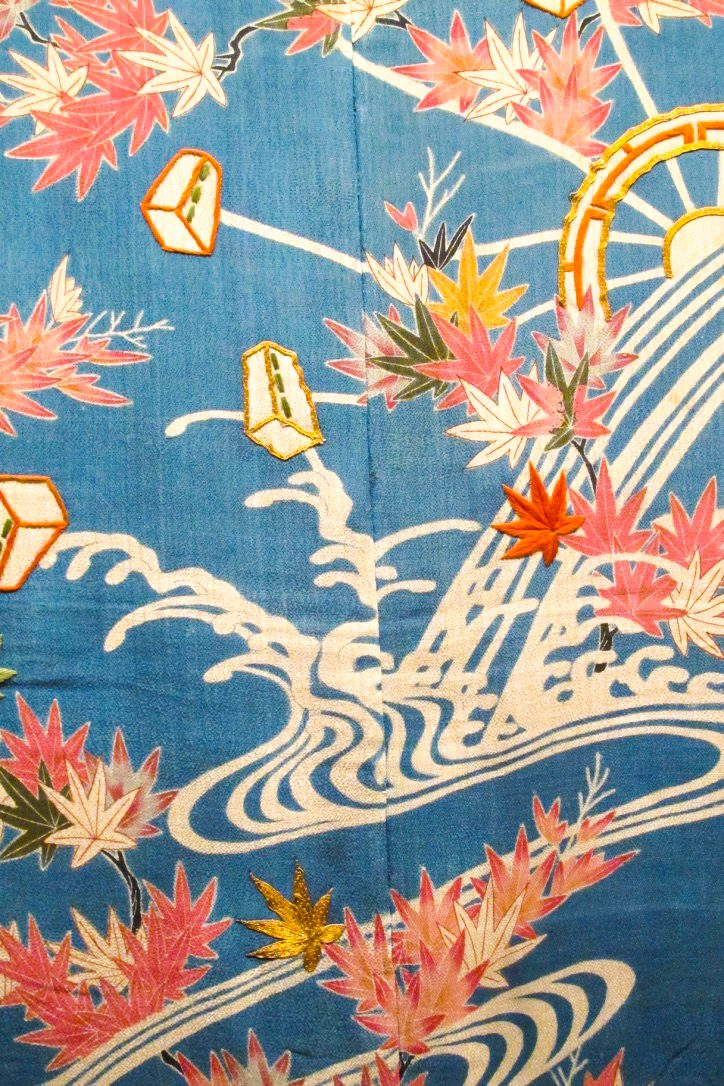 Kosode with running waters, maple leaves in autumn and wheels with mallets pattern. First half of the 18th c.. Dye with reserve (yuzen) and embroidery on a blue silk crepe chirimen . Detail. Matsuzakaya Collection. Tokyo. Exhibition Kimono : Au bonheur des dames , Musée national…
