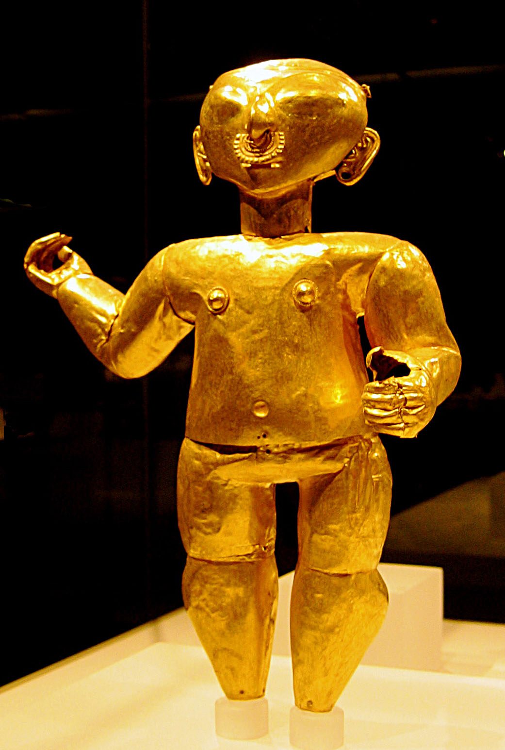 Original caption from photographer "Rosemaniakos" on Flickr: Standing Figure, 1st century B.C. - A.D. 1st century Origin: Colombia or Ecuador; Tolita/Tumaco Material: Gold (hammered); H. 9 in. (22.9 cm) Metropolitan # (1995.427) The three-dimensional figures of the Tolita-Tumaco…