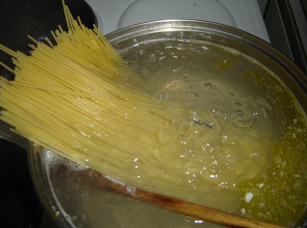 Cooking spaghetti. Photo by Eloquence .