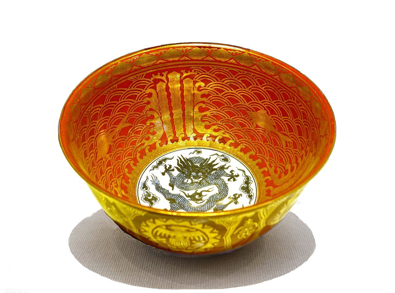 Kinrande -style bowl, Eiraku Hozen , Kyoto, Japan, c. 1830-1850, porcelain, underglaze blue, red enamel, gilding. Exhibit in the Montreal Museum of Fine Arts - Montreal, Quebec, Canada.