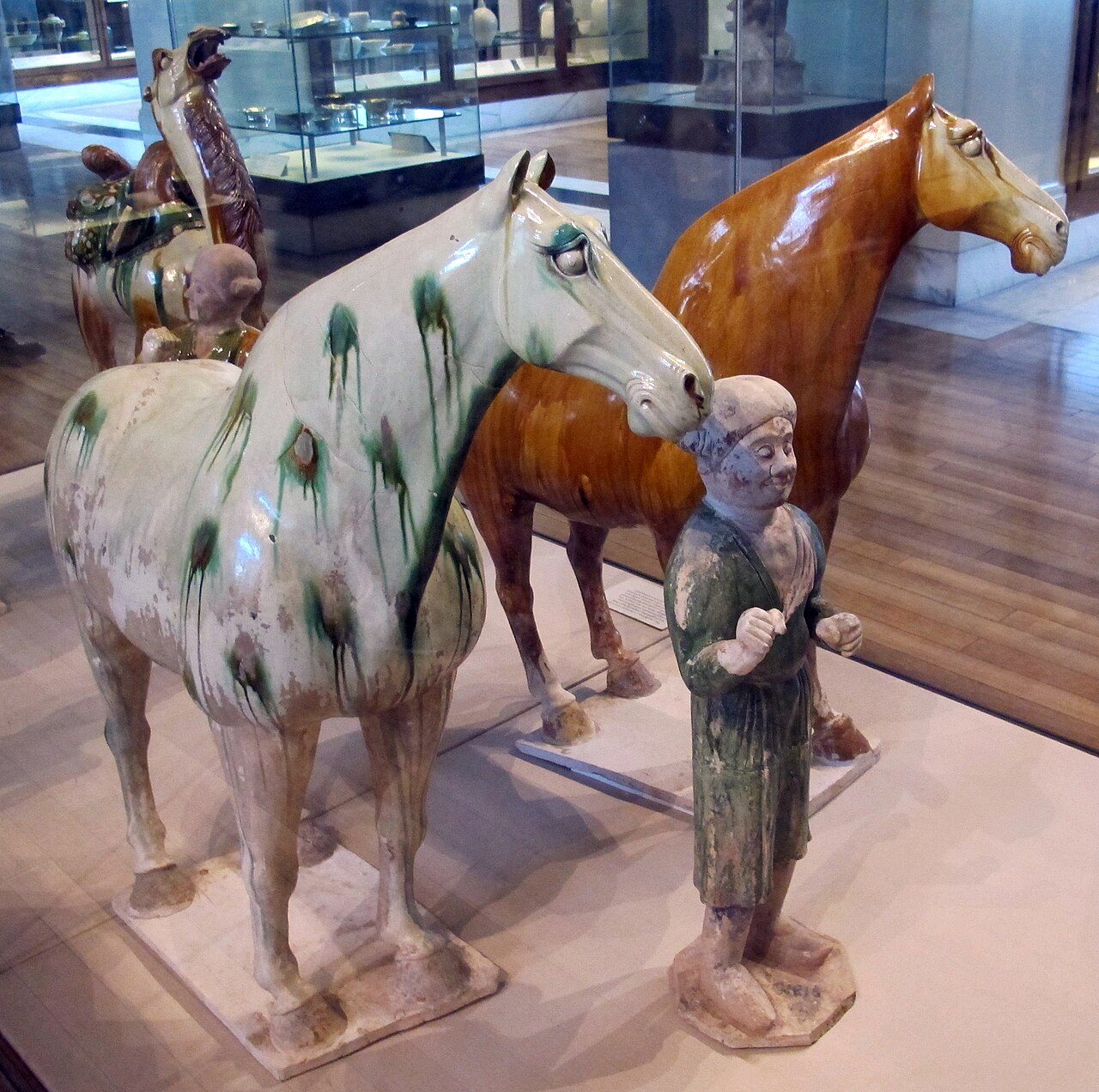 Dinastia tang, gruppo di figure in porcellana sancai, dalla rpovincia Henan, inizio dell'VIII sec 03 cavalli e palafreniere