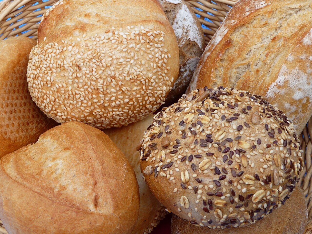Frühstückskorb mit Sesambrötchen, Mehrkornbrötchen, Roggenbrötchen, Schrippe und Krusti