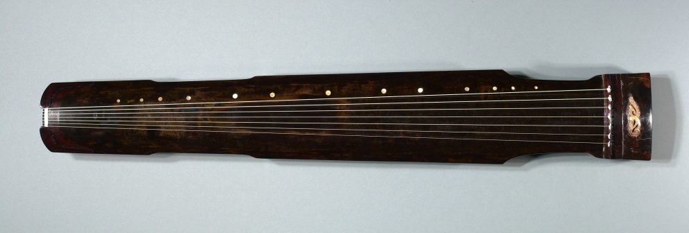 A picture of the guqin Lingfeng Shenyun (靈峰神韻) in the Zhongni form