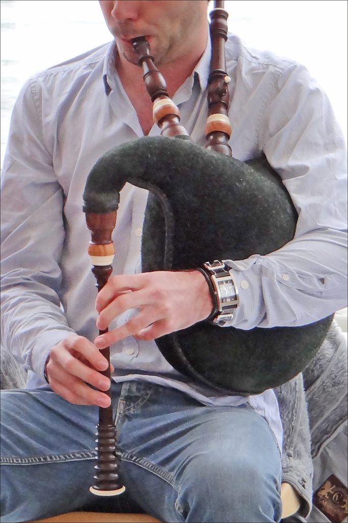 Sonneur de veuze dans le cadre du festival Les Orientales Musiques et traditions d'Orient Saint-Florent-le-Vieil http://www.lesorientales.fr/