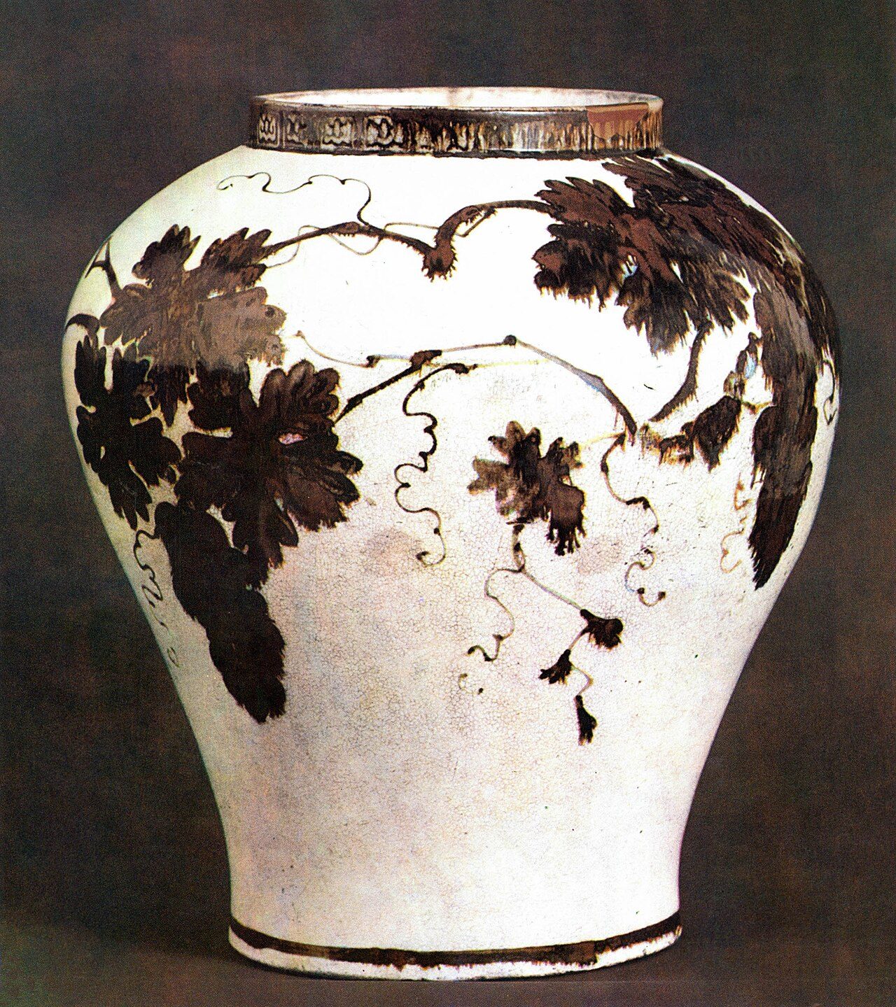 Joseon porcelain pot to draw pattern of grapes and monkey wtith Iron oxide