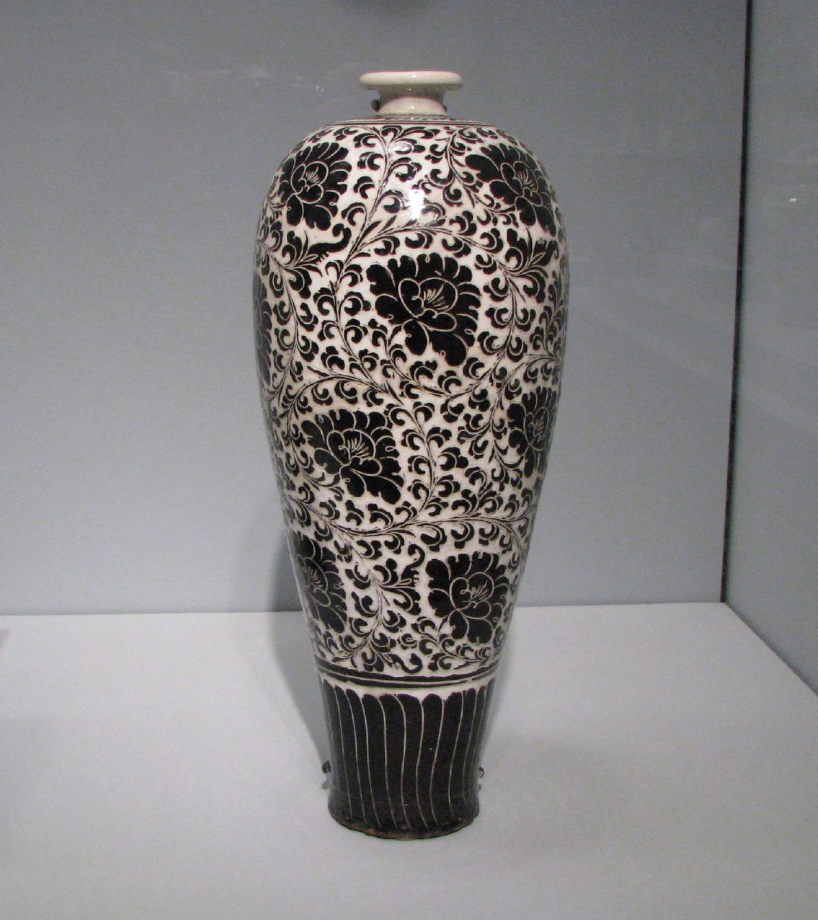 Vase with peony scrolls Cizhou ware