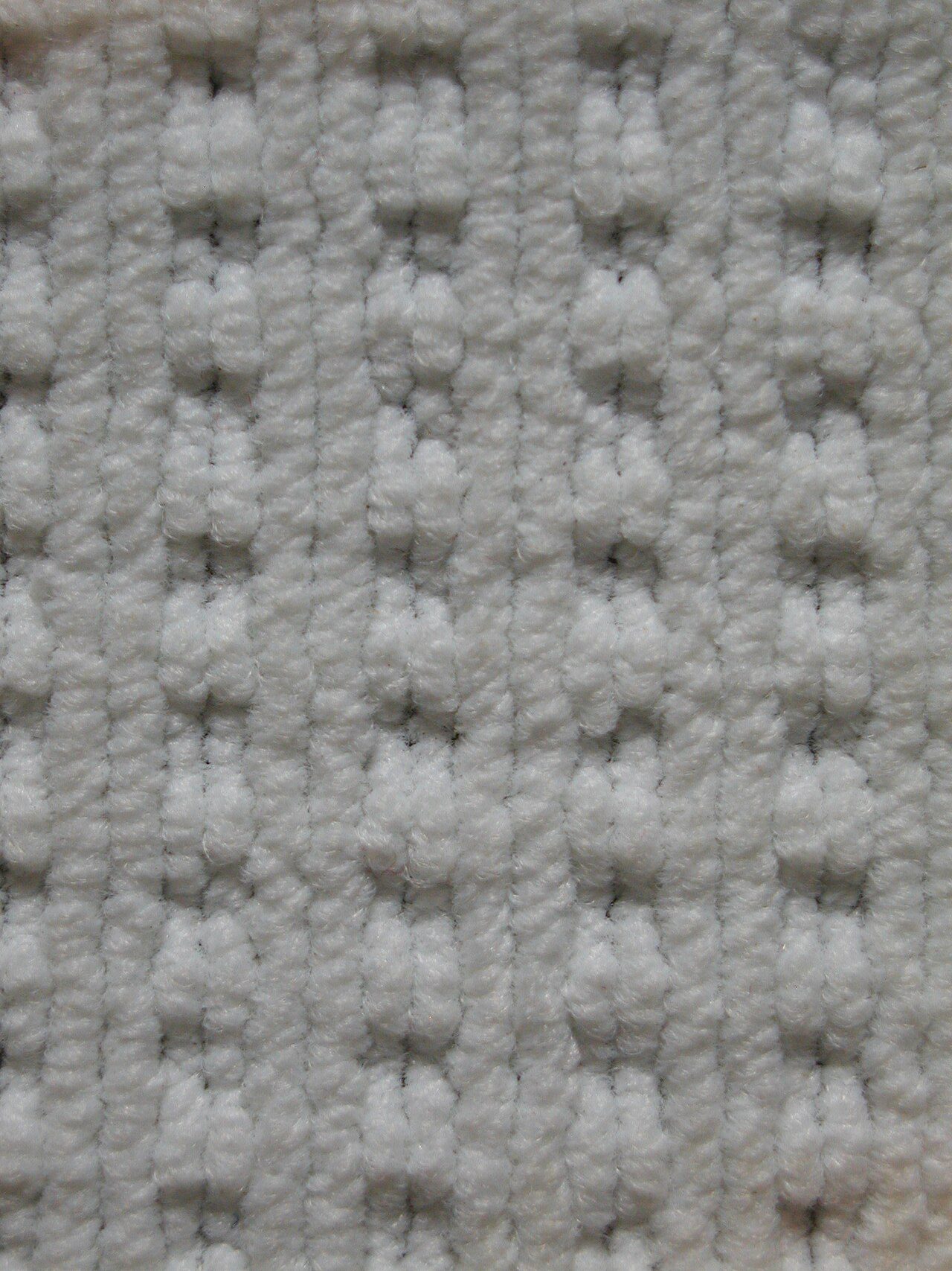Tufted floorcovering with high low loop pattern