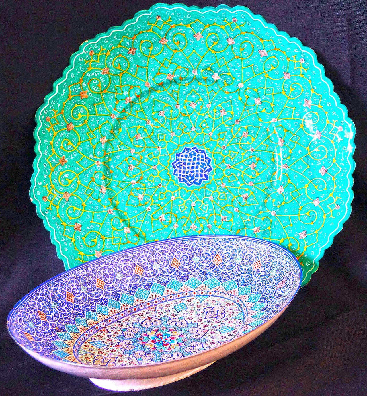 Mīnākārī art on dishes from Iran.