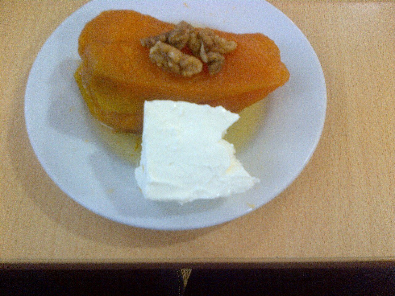 Postre turco de calabaza (Kabak tatlısı) con kaymak; una media nuez encima.