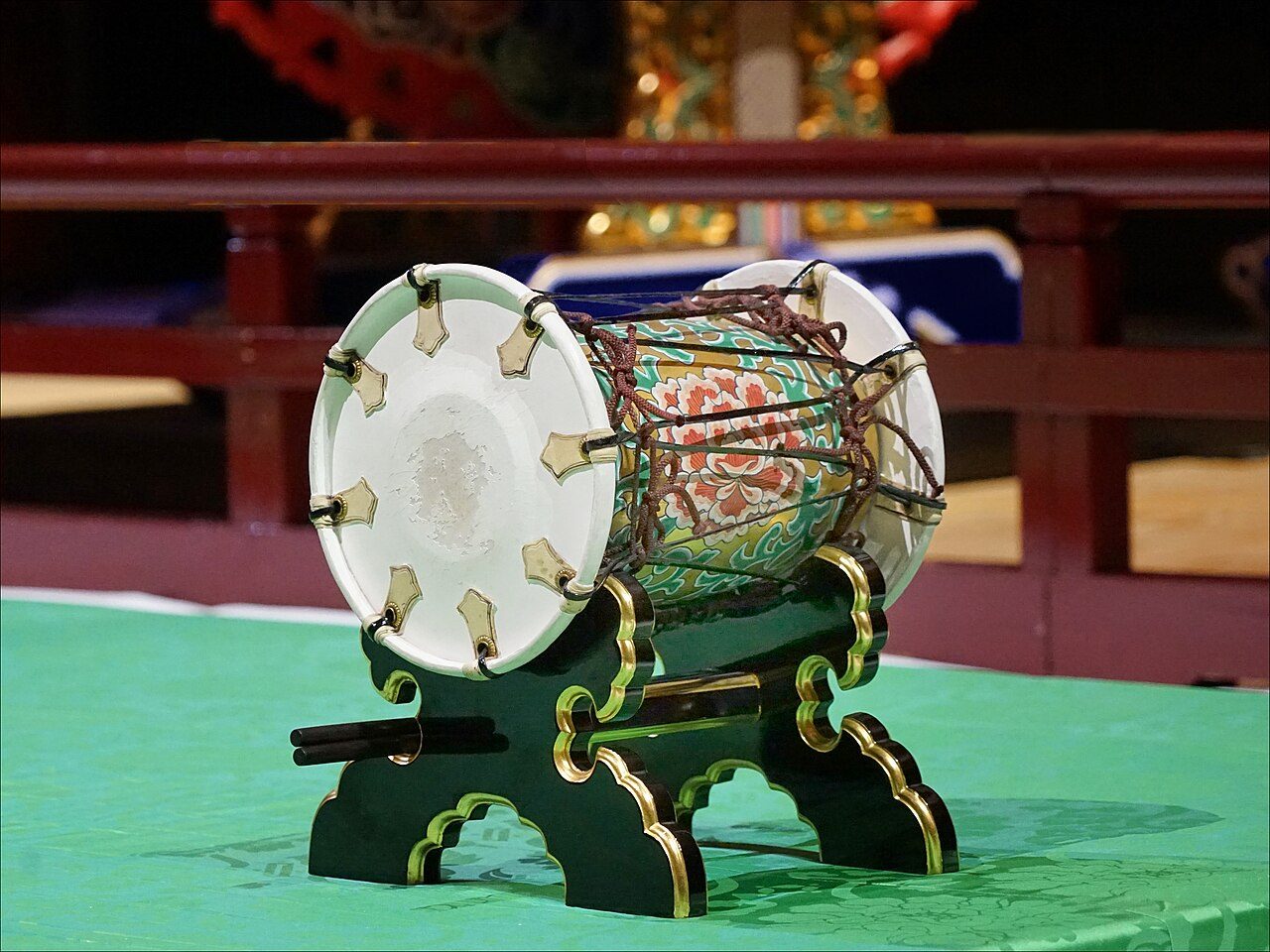 Le Kakko est un petit tambour à deux peaux débordantes tendues par des lacets. Il est joué par le conducteur de l'orchestre du Gagaku Le Gagaku impérial à la Philharmonie de Paris, l'évènement de Japonismes 2018 Musique savante japonaise d’origine chinoise et coréenne, le gagaku…