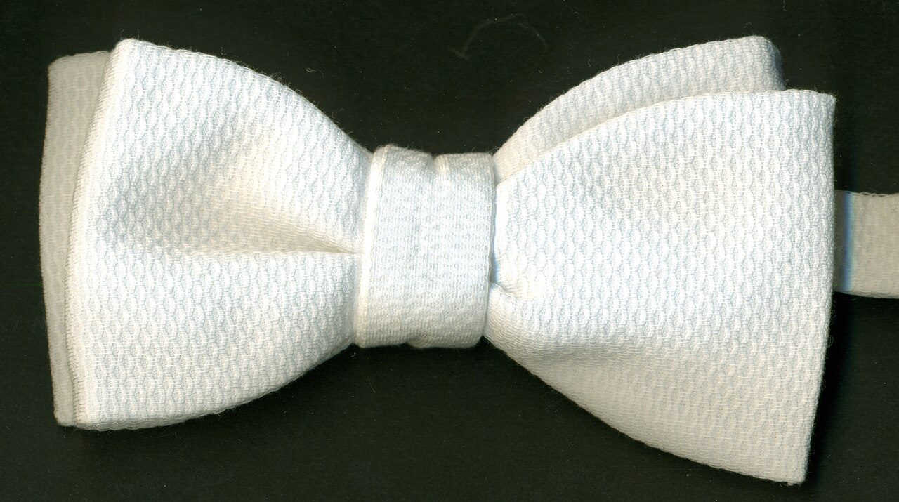 Weiße Frackschleife, Querbinder oder Fliege aus Baumwoll-Pikee weiß. Klassisches Modell für "White Tie Events". Vorderseite