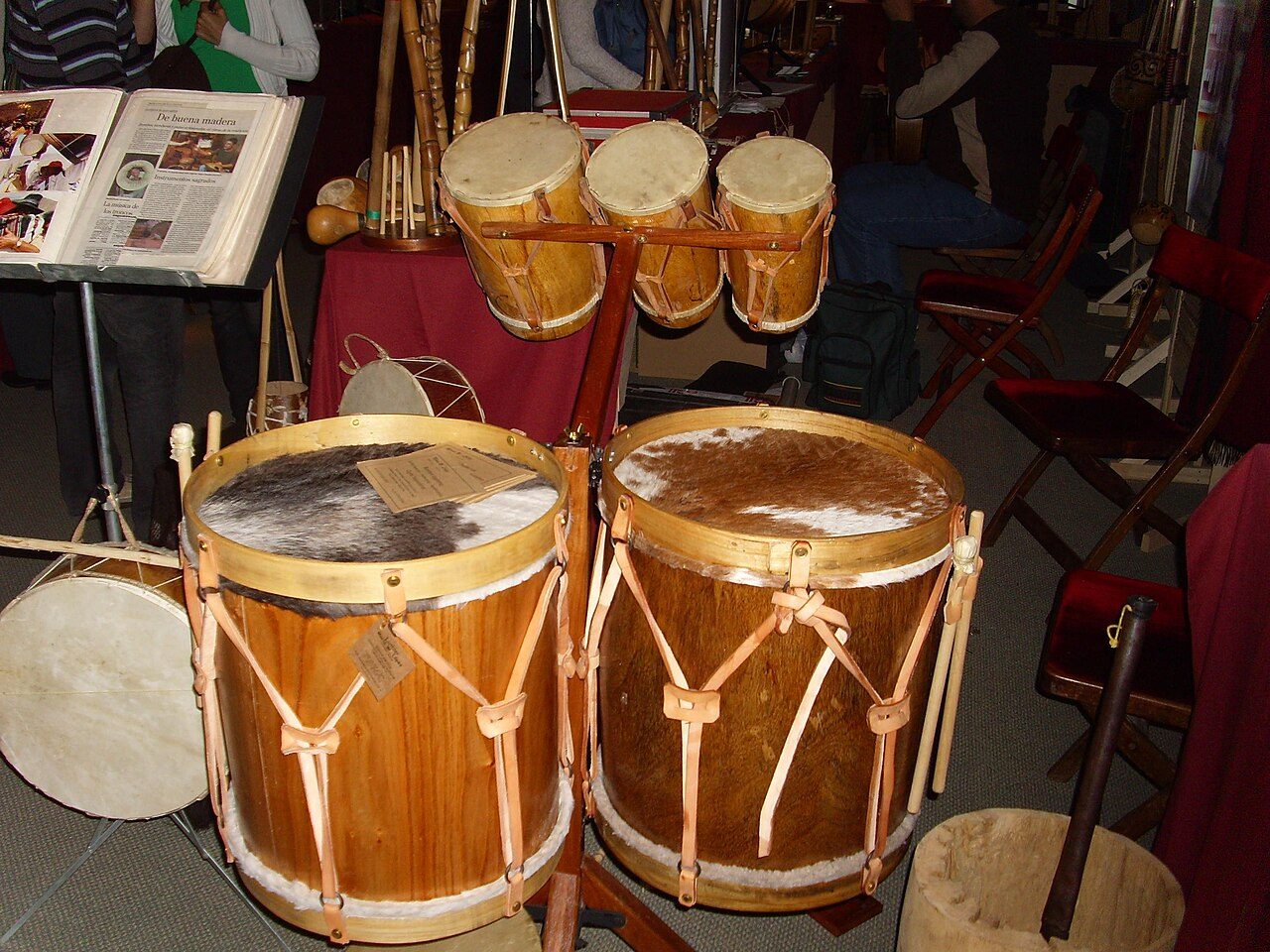 Me gusto ver los cuerpos armados, perdón al luthier por no anotar su nombre.