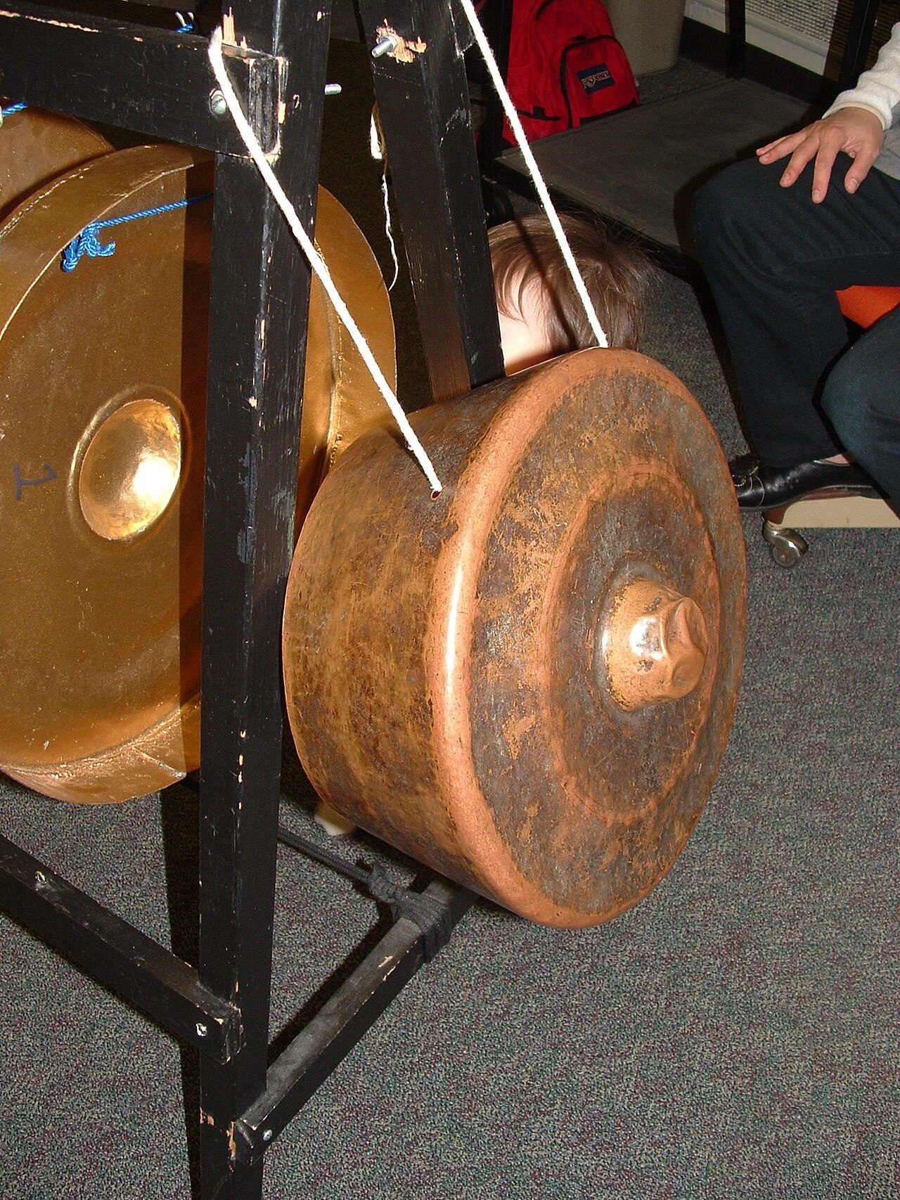The singular Philippine handheld gong known as the babendil used as a "timepiece" in the kulintang ensemble .