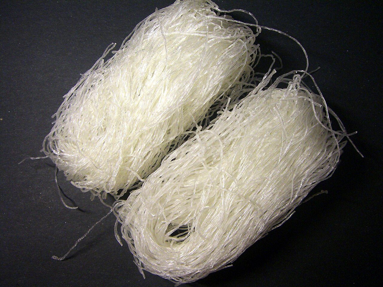 Dongfen (冬粉). Vermicelli made from mung bean starch. Seen uncooked. Own work.