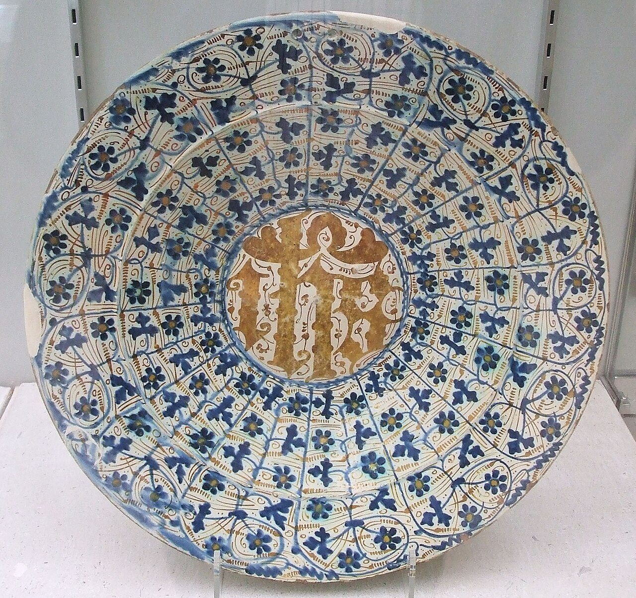 Hispano-Moresque dish, c.1430-1500, in the Burrell Collection