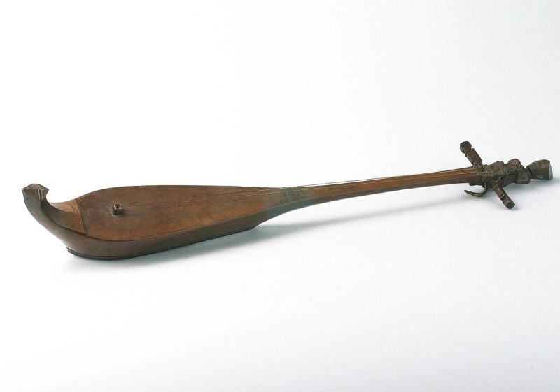 Tokkelinstrument. Langhalsluit met twee snaren