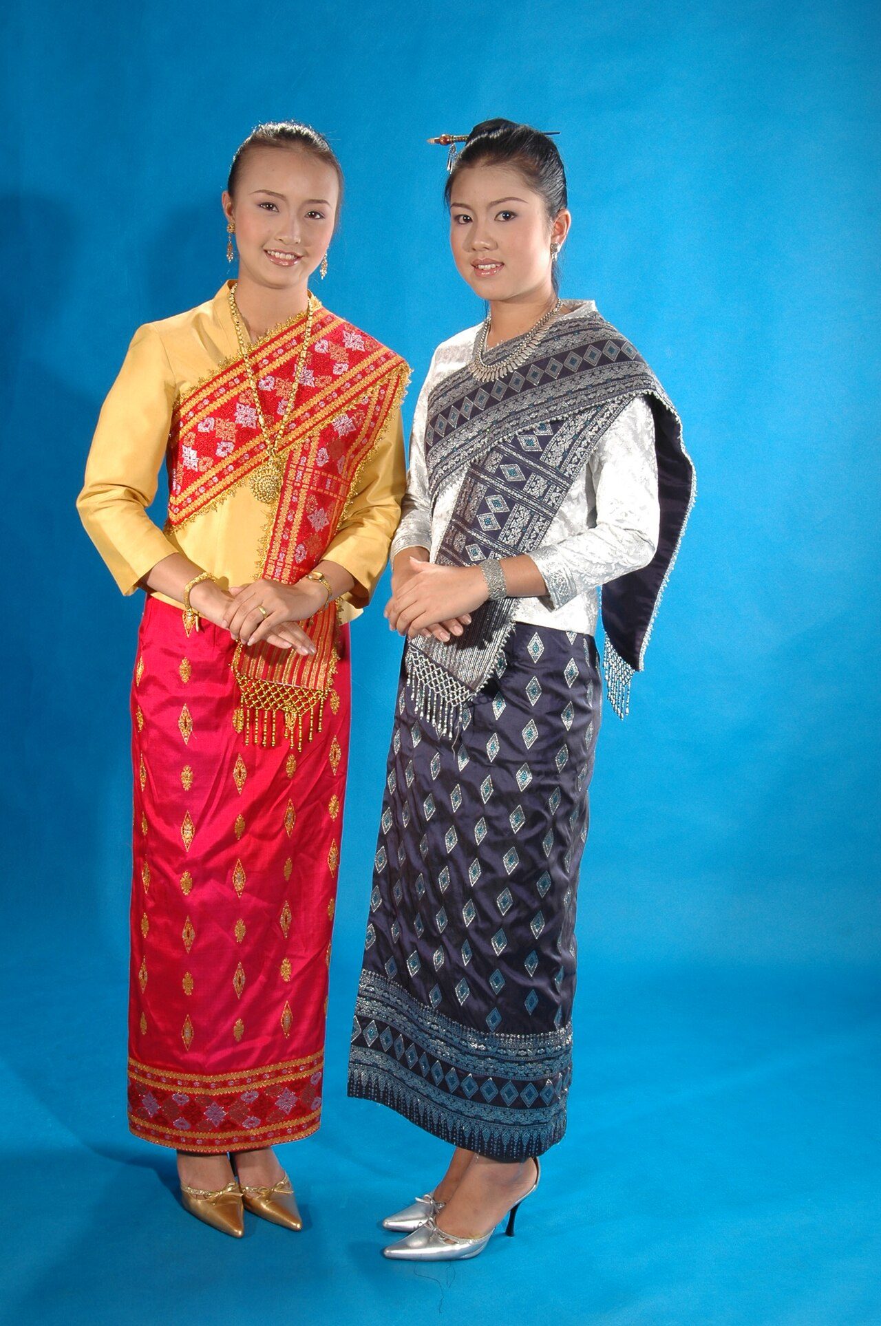 Phuan Girls in traditional clothes