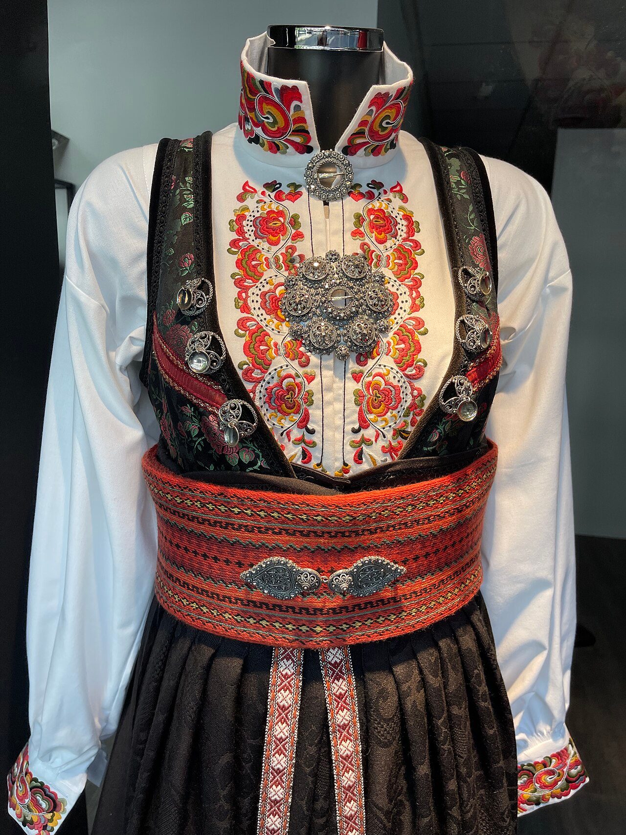 " Bunads ", Norwegian national folk costumes constructed in the 20th century based on traditional local or historical clothing, on display in shop window in Tønsberg , Norway: Women's "bunad" ( "beltestakk" ) from the county of Telemark ,