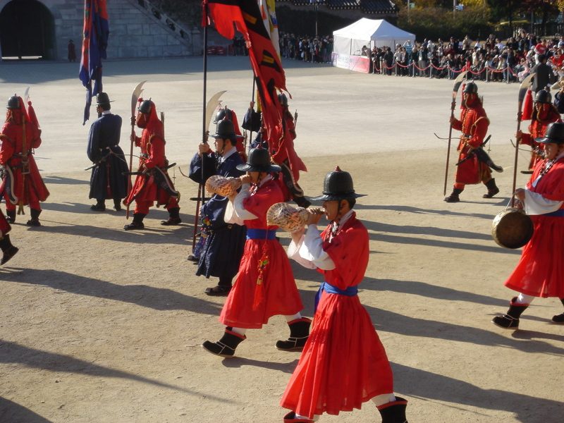 The traditional royal guards march around Gyeongbokgung(one of the royal palaces) in Seoul every morning.