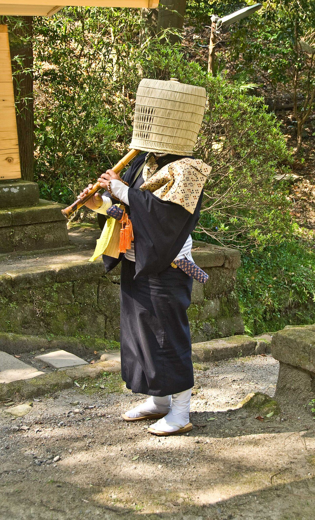 A Komuso, that is, a Buddhist monk begging in Kita-Kamakura