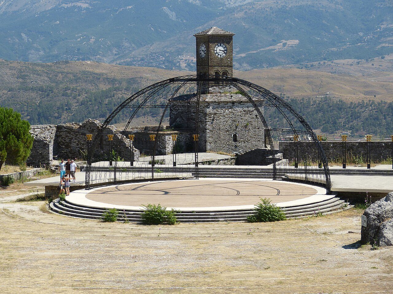 Gjirokastër ( Albania ). Fortress: Stage for the National Folk Festival of Albania.