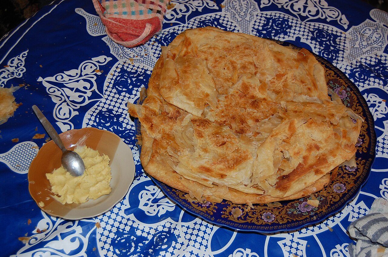 مسمّن (sôte di galete å boure), avou do سمن (seur boure) so l'assîte
