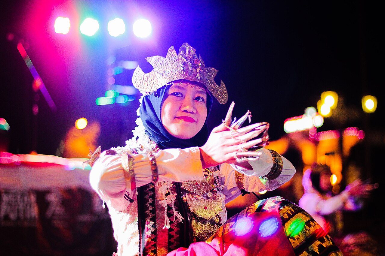 This dance represents the grace and hospitality of South Sumatran People which is why this dance are used to welcome honoured guests. Tanggai comes from the bronze fingernail situated at the fingertips used to imitate the finger and are characteristics of the dance.