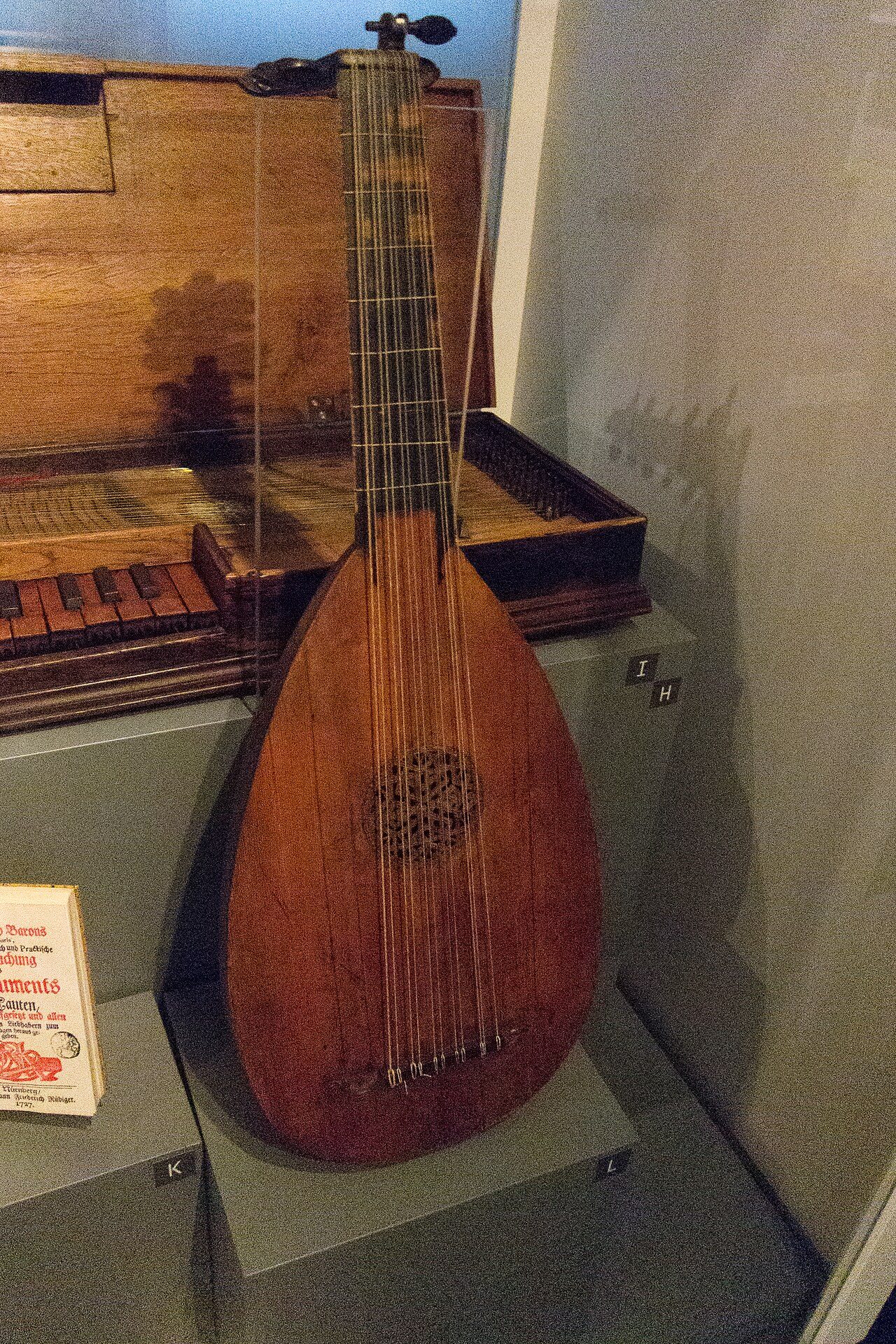 Lute (" Calchedon ", " Calichon "), 1735 von Andreas Ferdinand Mayr in Salzburg hergestellt. Lute 2, Leipzig 2012 References ULEI:M0000502 Laute, Museum für Musikinstrumente der Universität Leipzig, Inventory number 504 . MIMO (musical instrument museums online) . " 1735 von…