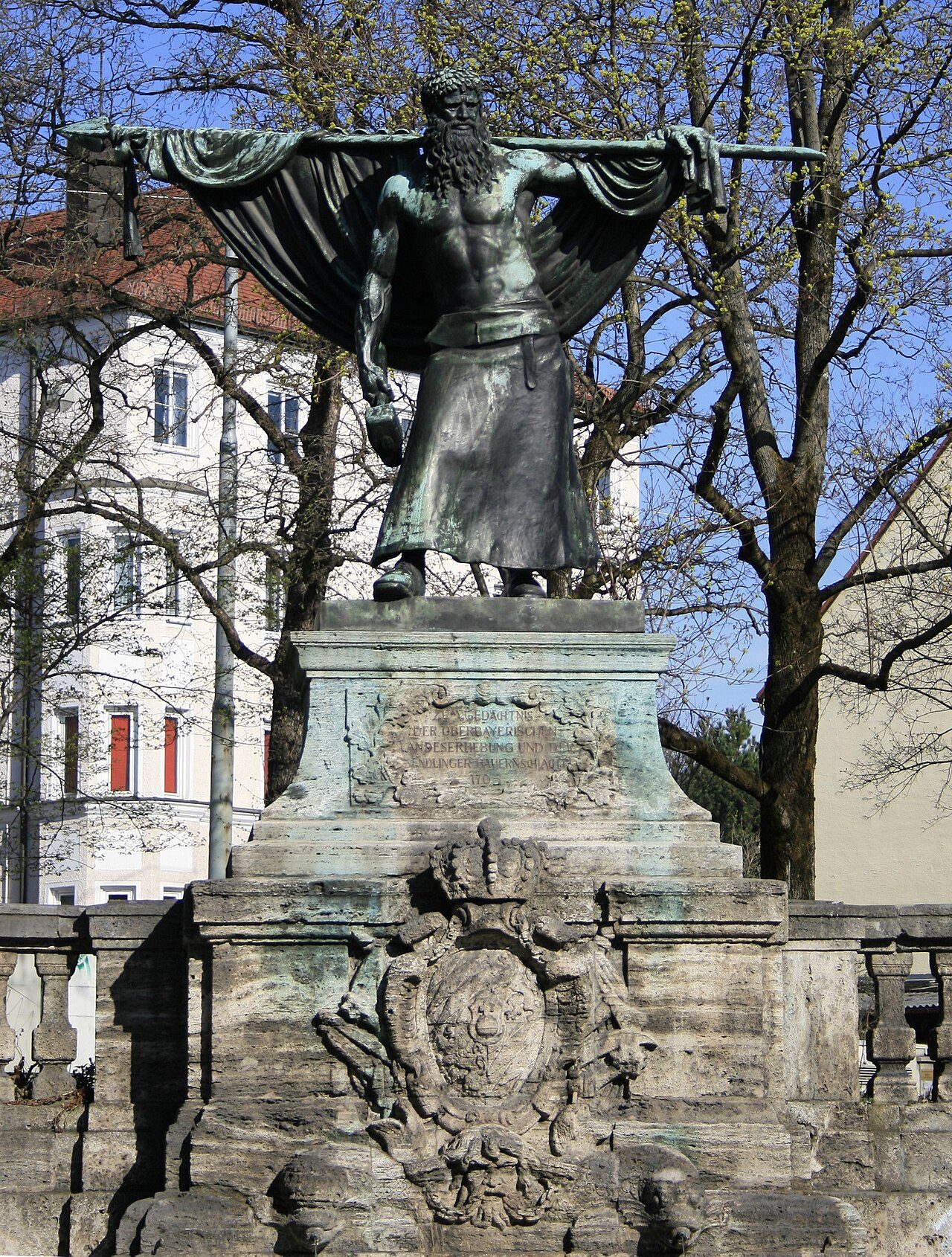 Denkmal für den Schmied von Kochel in München- Sendling , Lindwurmstraße, am Sendlinger Berg; 1905-1911 von Bildhauer Carl Ebbinghaus und Architekt Carl Sattler